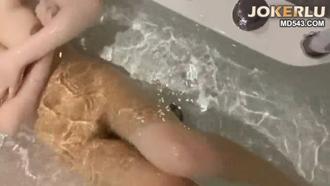  在温泉会所的梳妆镜前按住嫂子爆插她的白晳大屁股 EDmosaic