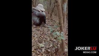  和妈妈上山干活的第二天野战成功拿下老妈