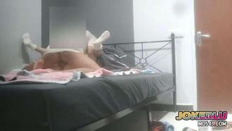  趁着爸妈都不在家精虫上脑把萝莉妹妹给强奸了