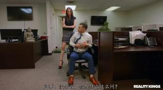 对老板很不满意的美女OL和心照不宣的大鸡巴男同事打算罢工在办公室内做爱